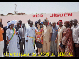 Mme. Egusa (au milieu) entourée des représentants de la marie de la Commune de Djidah Thiaroye Kao et des personnes concernées