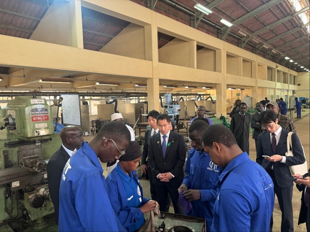 セネガル日本職業訓練センターを視察する大西外務大臣政務官
